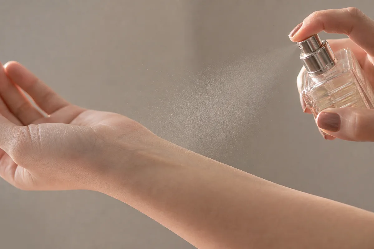 Vaporisation d’un parfum à l’intérieur du poignet, geste précis